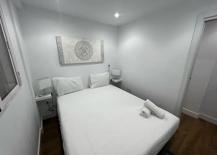 Boutique Apt Next To The Train Station By Turivida Apartman *